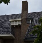 Waar symmetrie mogelijk was, koos de architect voor asymmetrie.
              <br/>
              Richard Keijzer, 2014-08-10